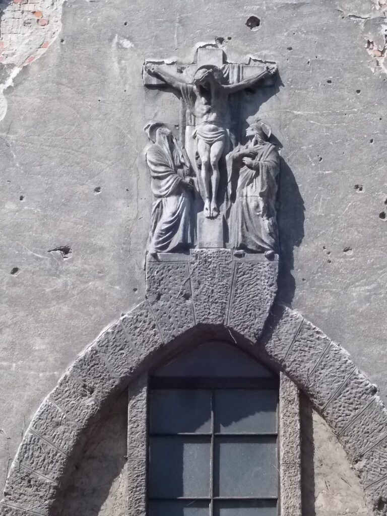 cser karoly krisztus a kereszten mariaval keresztelo szent janossal dombormu a varosmajori kis templom homlokzatan 1925